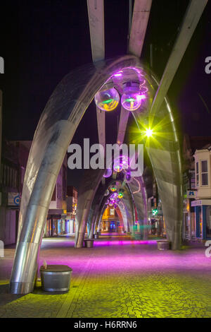 Blackpool, Lancashire, Regno Unito. 1 Novembre, 2016. Gli archi di Birley street illuminato per la penultima serata del Festival LightPool. La brillantezza è una sincronizzazione di luci in movimento, modello, colore e suono, concentrandosi sulla zona pedonale Birley Street nel centro della città, con strutture di supporto lungo le strade circostanti. La brillantezza di luce sono costituiti da luci lampeggianti, laser di vorticazione sotto enormi, scintillante argento arcate. Credito: MediaWorldImages/Alamy Live News Foto Stock