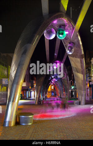 Blackpool, Lancashire, Regno Unito. 1 Novembre, 2016. Gli archi di Birley street illuminato per la penultima serata del Festival LightPool. La brillantezza è una sincronizzazione di luci in movimento, modello, colore e suono, concentrandosi sulla zona pedonale Birley Street nel centro della città, con strutture di supporto lungo le strade circostanti. La brillantezza di luce sono costituiti da luci lampeggianti, laser di vorticazione sotto enormi, scintillante argento arcate. Credito: MediaWorldImages/Alamy Live News Foto Stock