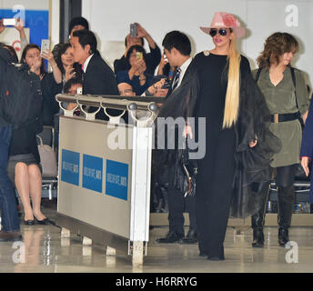 Aeroporto Internazionale di Narita, Giappone. 1 Nov, 2016. Lady Gaga, 1 novembre 2016, Tokyo, Giappone : Cantante Lady Gaga arriva all'Aeroporto Internazionale di Narita in Chiba, Giappone, il 1 novembre 2016. Credito: Aflo Co. Ltd./Alamy Live News Foto Stock