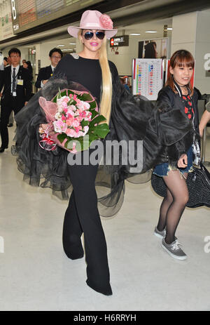 Aeroporto Internazionale di Narita, Giappone. 1 Nov, 2016. Lady Gaga, 1 novembre 2016, Tokyo, Giappone : Cantante Lady Gaga arriva all'Aeroporto Internazionale di Narita in Chiba, Giappone, il 1 novembre 2016. Credito: Aflo Co. Ltd./Alamy Live News Foto Stock