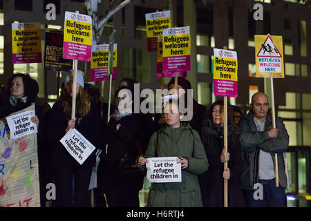 Londra, Regno Unito. 1 novembre 2016. La protesta degli attivisti e dimostrare al di fuori dell'ufficio a casa questa sera e invitando il governo britannico e Home Secretary, Ambra Rudd per lasciare che i bambini rifugiati nel Regno Unito. Credito: Vickie Flores/Alamy Live News. Foto Stock