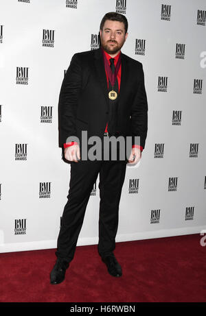 Nashville, TN, Stati Uniti d'America. 1 Nov, 2016. 01 Novembre 2016 - Nashville, Tennessee - Chris giovani. 64Th annuale Paese BMI Awards, 2016 BMI Country Awards, tenutasi a BMI Music Row quartier generale. Photo credit: Laura Farr/AdMedia Credito: Laura Farr/AdMedia/ZUMA filo/Alamy Live News Foto Stock