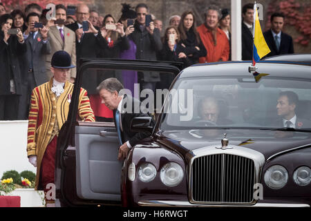 Londra, Regno Unito. 1 Novembre, 2016. Il presidente colombiano Juan Manuel Santos, arriva alla sfilata delle Guardie a Cavallo a Londra per l inizio della sua visita di stato in UK Credit: Guy Corbishley/Alamy Live News Foto Stock