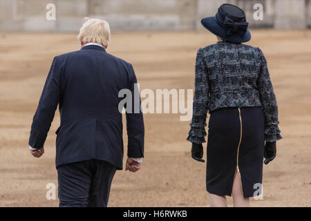 Londra, Regno Unito. 1 Novembre, 2016. Boris Johnson (L) e Theresa Maggio (R) a piedi attraverso la sfilata delle Guardie a Cavallo prima dell'inizio di processioni di salutare il Presidente della Colombia è il primo giorno della sua visita di Stato credito: Guy Corbishley/Alamy Live News Foto Stock