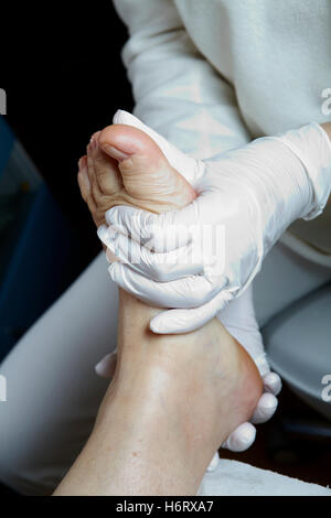 Pedicure medica - cura dei piedi - podologia Foto Stock