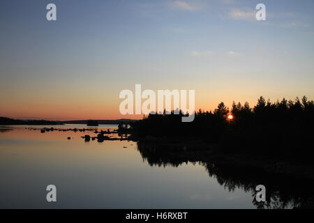 Sunset Svezia lapponia cerchio polare acqua di sale mare oceano paesaggio acqua campagna natura albero di foresta alberi parco nazionale di bridge Foto Stock