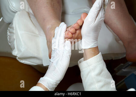 Medicalmente medical foot trattamento manicure infermiera cura dei piedi pedicure donna medicalmente medical benessere benessere Foto Stock