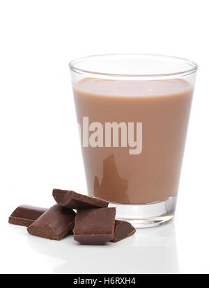 Bere bibs bevanda di latte al cioccolato dolce calice di vetro tumbler bere bibs dolce liquido brunastro marrone Foto Stock