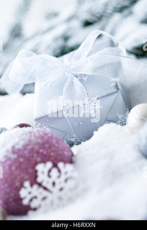 Scopo vacanza neve coke materiale cocaina farmaco anestetico farmaco dipendenza alambicchi Pallina natale xmas X-mas calice di vetro Foto Stock