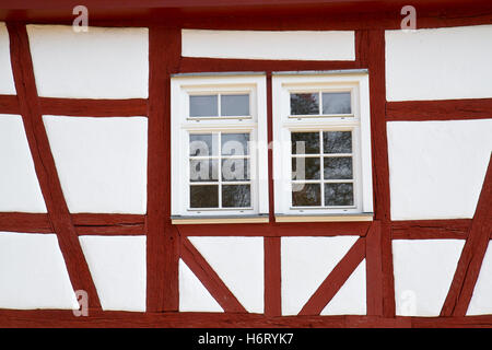 La facciata restaurata di una storica casa in legno e muratura Foto Stock