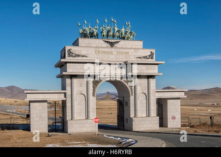 Porta di ingresso a Gengis Khan Statua equestre parco vicino a Ulaanbaatar, in Mongolia Foto Stock