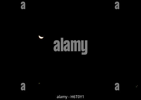 La luna a mani basse in un cielo pieno di stelle Foto Stock