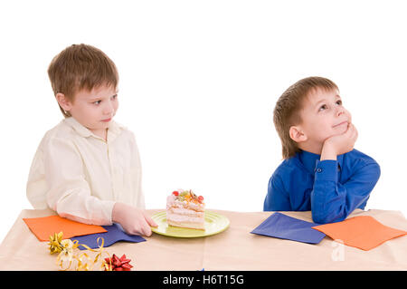 Dolce torta isolato torte torta cofano lad ragazzo giovane maschio compleanno bambini bambini sorpresi stupito cibo blu aliment Foto Stock