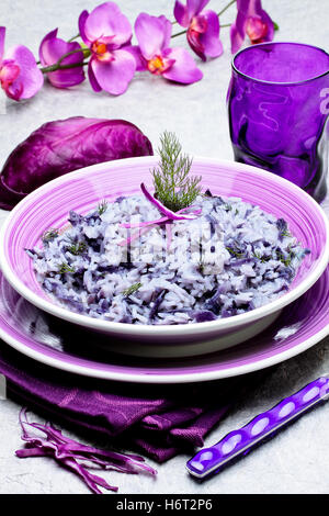 Calice di vetro tumbler colori foglia modernità moderno impianto di fiori foglie swarthy nero jetblack deep black purple Vegetali dieta Foto Stock