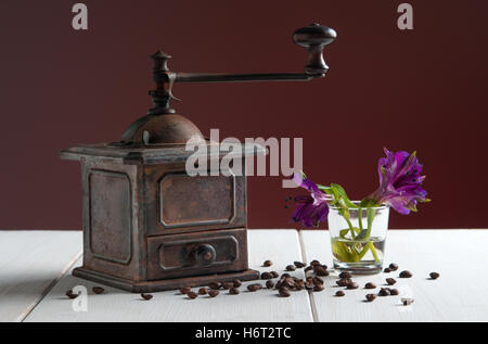 Antica macina caffè bianco su una superficie di legno Foto Stock