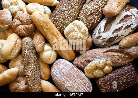 Molti pani misti e rotoli ripresa dall'alto. Foto Stock