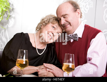 Ristorante donna uomo gli esseri umani persone persone folk Umano human essendo ridere risate ridere twit risatina sorriso sorridente Foto Stock