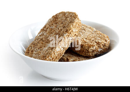 Ciotola bianco con tre di tutto il grano biscotti Colazione isolato su bianco con il latte. Foto Stock