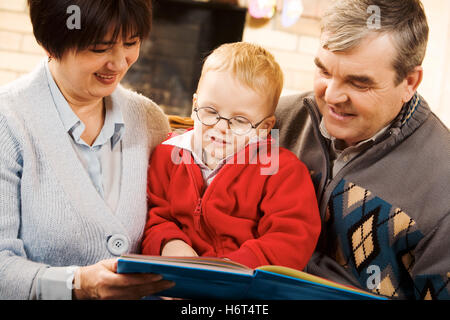 Donna Uomo gli esseri umani persone persone folk Umano human essendo ridere risate ridere twit risatina sorriso sorridente risate Foto Stock