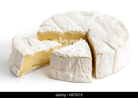 Stampo bianco Formaggio con tagliare a fette isolato su bianco. Foto Stock