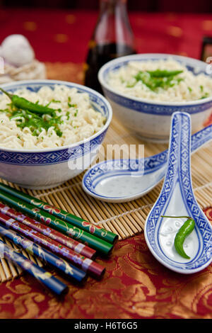 Asia, asiatica, tagliatelle, cibo, piatto, pasto, cinese, ceramiche, tovaglie, Foto Stock