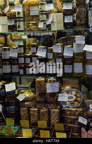 La vetrina di un negozio di alimentari a Genova con prodotti locali tra cui canestrelli Foto Stock