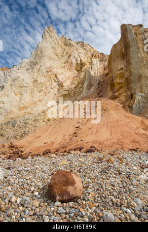Scogliere di sabbia colorata. Allume Bay, Isle of Wight, Regno Unito Foto Stock