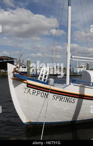 Una spugna storica barca da pesca nel porto storico di Tarpon Springs, in Florida Foto Stock