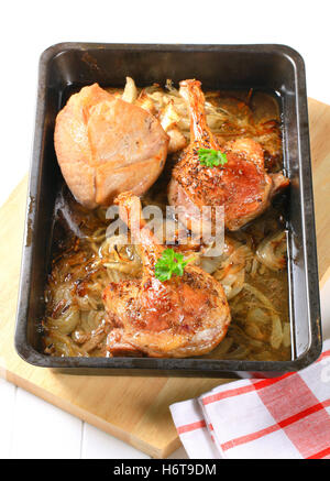 Gambe cibo aliment closeup pelle nero jetblack swarthy nero profondo rettangolare pollame cipolla cumino goose teglia tagliati a fette Foto Stock