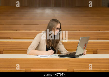 Studio educazione imparare studente universitario per studenti istituto scolastico istituto scolastico istituto di istruzione Foto Stock