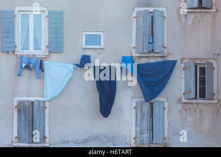 Ponte sul fiume Drava con una fontana Foto Stock