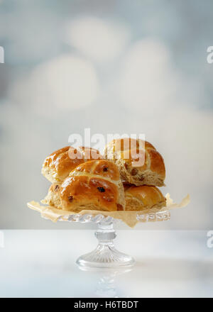 Visualizzazione dei dolci tradizionali sulla torta di vetro stand Foto Stock