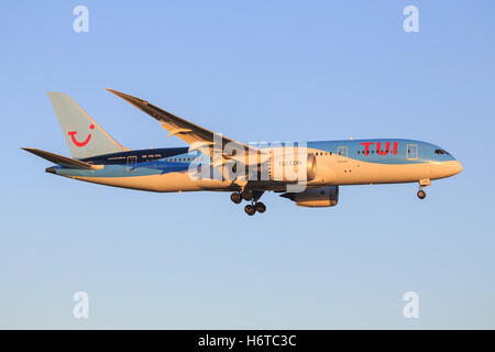 Amsterdam/Netherland Oktober 29, 2016: Boeing 787 dalla TUI tassare all'Aeroporto di Amsterdam Foto Stock