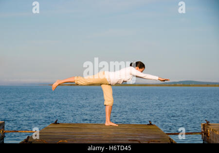 Donna blu beauteously bella bella sport persona femmina muscolo di energia elettrica di potenza elettrica all'esterno del dock Foto Stock