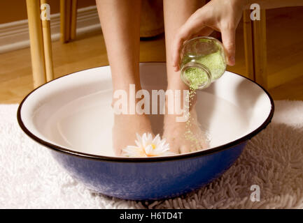 Salute della donna femmina di rilassamento pelle fiore fiori piante godere soft piedi piedi piattino petali profumo spese di lusso fasti Foto Stock