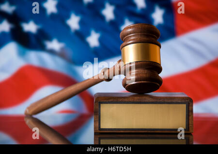 La carta blu american Wood usa la criminalità bandiera diritto di ottone giustizia penale offerta aste stelle asterischi avvocato in legno giudice blocco legale martello Foto Stock