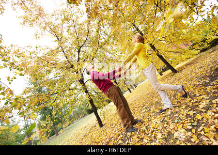 Donna Uomo gli esseri umani persone persone folk Umano human essendo a piedi andare andando a piedi shine brilla luminosa luce della Lucent Technologies sereno Foto Stock