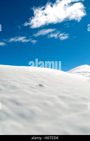 Viaggio blu sport montagna sport invernale sulle Alpi freddo neve coke materiale cocaina farmaco anestetico farmaco dipendenza nebbia nevoso di opacità Foto Stock