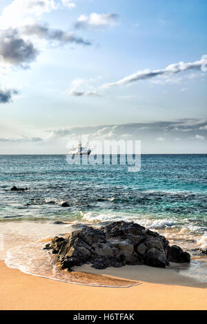 RMS St Helena off Georgetown Isola di Ascensione dal Dead man's Beach Foto Stock