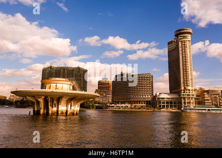 Il fiume Nilo che scorre attraverso il centro de Il cairo in direzione nord Foto Stock