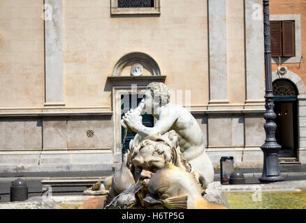 Statue a Piazza Navona a Roma. Elegante piazza risalente al I secolo D.C., con una fontana classica, gli artisti di strada & b Foto Stock