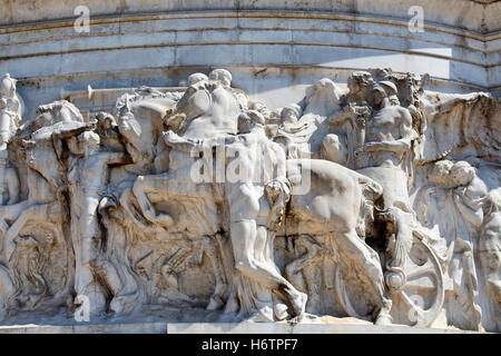 Sculture all Altare della Patria vicino a Piazza Venezia a Roma. Grand marmo, tempio classico in onore di Italia del primo re & Foto Stock