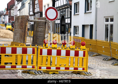 Barriera di costruzione Lavori di costruzione stradale di blocco costruzione costruzione sito costruire città vuota città europea di contrasto del Caucaso Foto Stock