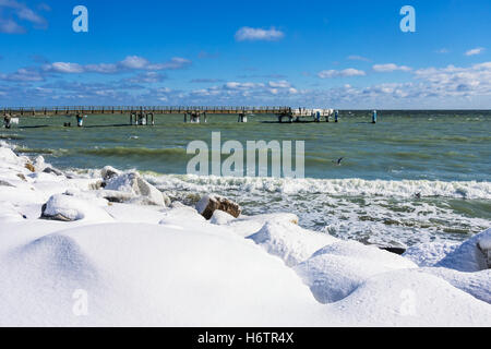 In inverno l'acqua del mar baltico di acqua salata oceano mare costa di ghiaccio snow pietre blu vacanza vacanze vacanze vacanze inverno freddo Foto Stock