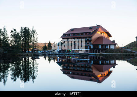 Mummelsee con berg hotel,seebach Foto Stock