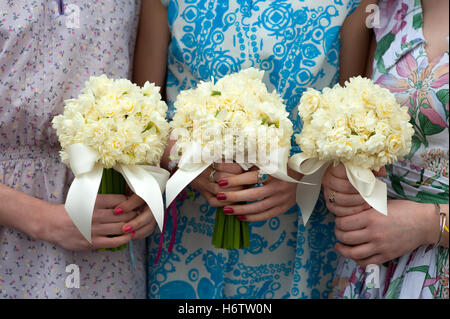 Donna Donne mani mano matrimonio matrimonio matrimonio cerimonia di cerimonia nuziale partnership vita fiore fiori piante molla vintage Foto Stock