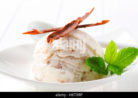 Cibo aliment dettaglio dolce congelati closeup piatto unico mint palline di gelato gelato dessert gelato scoop il cioccolato bianco ciotola Foto Stock