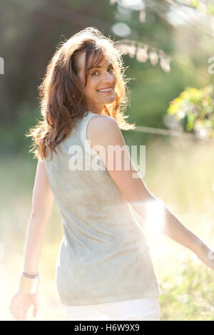 Adulto donna felice ridere selvatici in estate Foto Stock