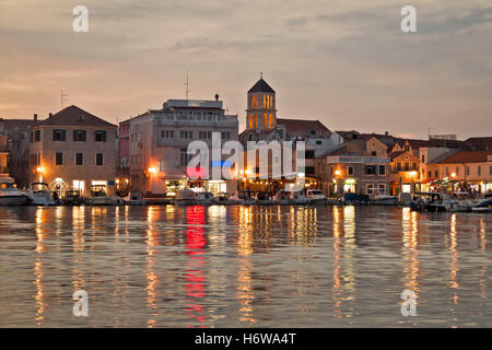 Città città mediterranea acqua acqua salata oceano mare della Dalmazia Dalmazia Croazia blue house edificio chiesa torre della città di pietra della città Foto Stock