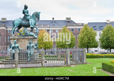 Città monumento della città arte albero giardino pubblico scultura statua Danimarca parete esterna quadrata nuvoloso tradizionale tipica centrale di mattoni Foto Stock